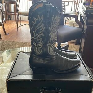 Sleek Black Western Cowboy Boots with Classic Design